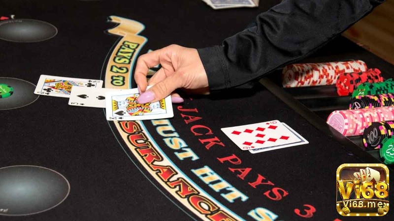 Một mẹo chơi blackjack quan trọng đó là bạn nên quan sát bài ngửa của nhà cái để có đánh giá chuẩn xác hơn